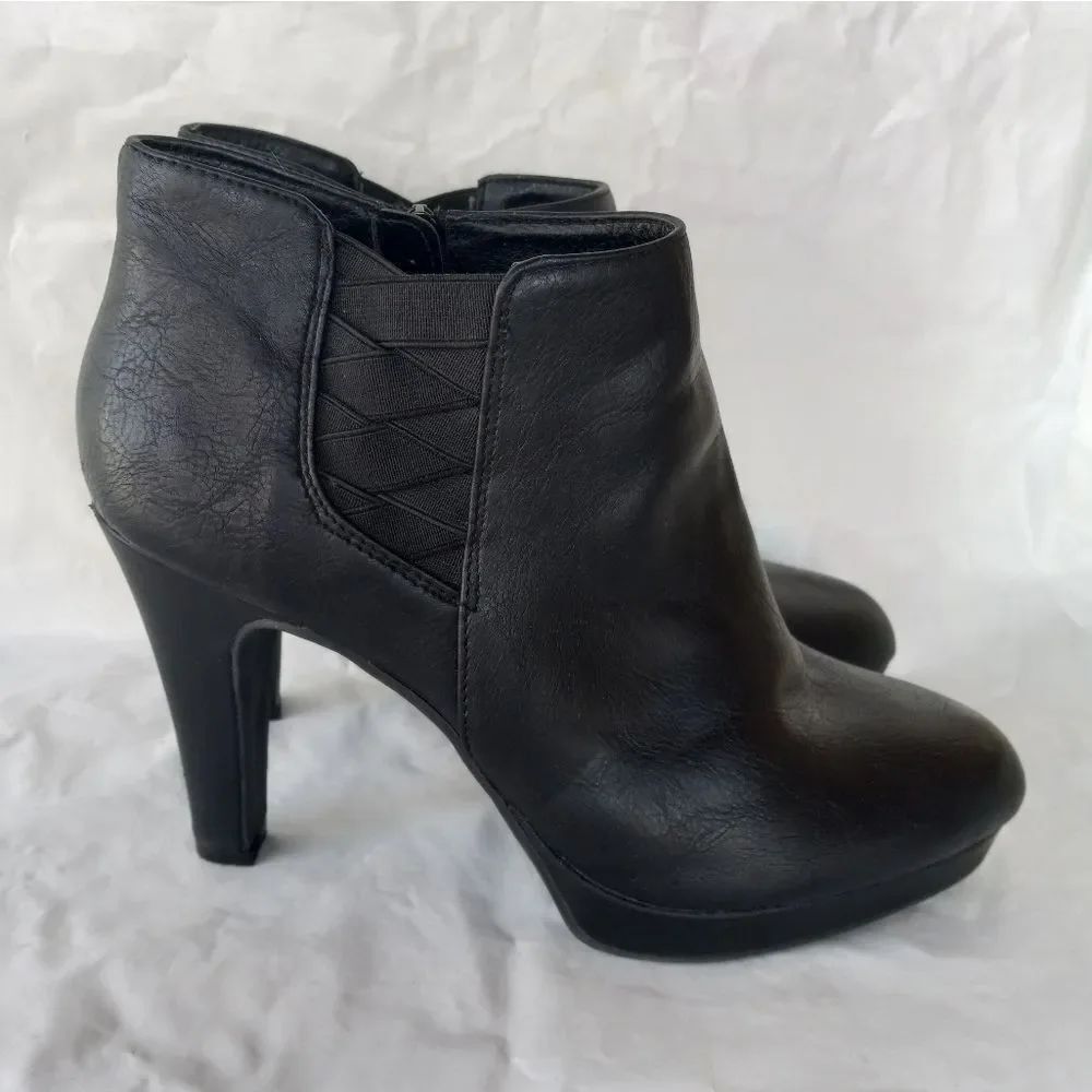 Unlisted by Kenneth Cole Roun Faux Leather Bootie Size 9